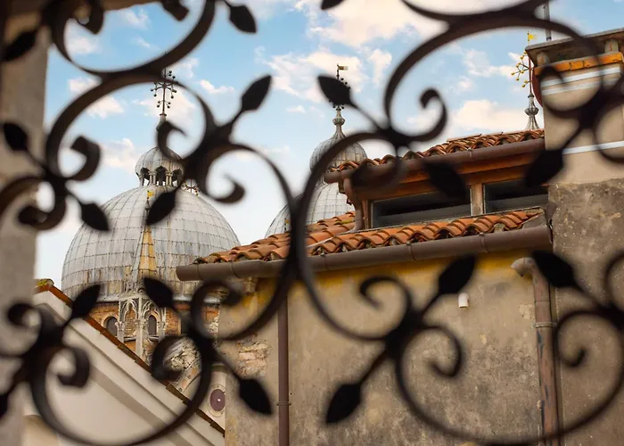 A 10 Passi Da San Marco