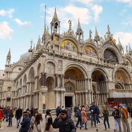 A 10 Passi Da San Marco Апартаменты